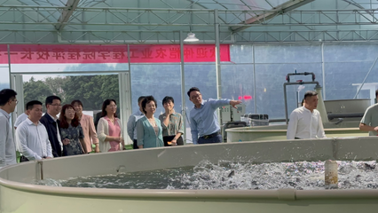 程萍校長(zhǎng)帶隊(duì)走訪現(xiàn)代農(nóng)業(yè)企業(yè)